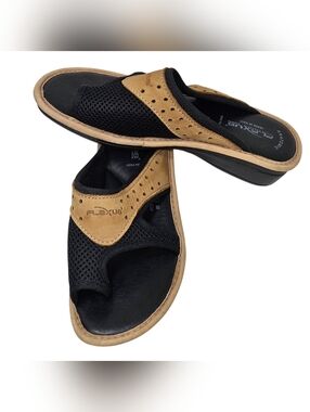 Flexus Women’s Black and Tan Slide Sandals. Size 5.5